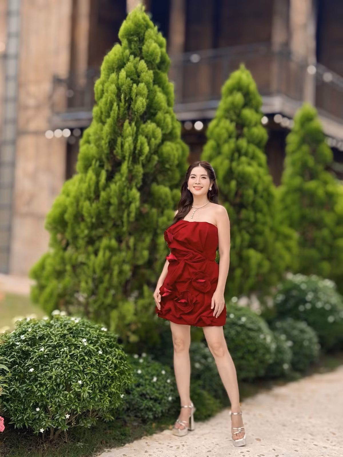 Kha Ly khoe đôi chân dài miên man, gợi cảm với váy ngắn. Ảnh: FB Kha Ly.