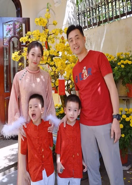 Theo chia sẻ của Ngọc Duyên, vợ chồng cô phân chia các khoản chi khá rõ ràng: Dương Khắc Linh đảm nhận phần lớn chi phí sinh hoạt, trong khi cô lo việc học tập của các con, đồng thời cùng chồng xử lý những khoản chi quan trọng khác. Ảnh: FB Ngọc Duyên.