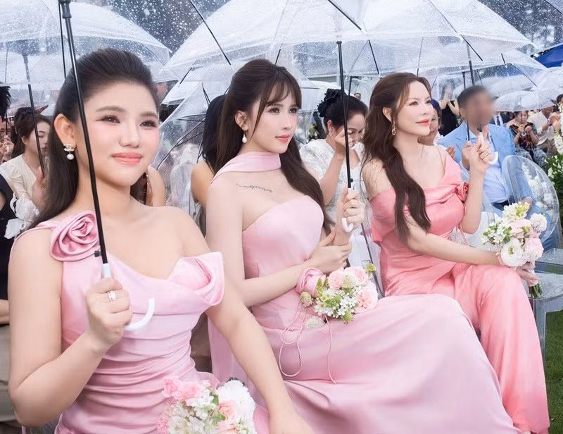 Lý Nhã Kỳ cùng với Thiều Bảo Trâm và Myra Trần đảm nhận vị trí dâu phụ.