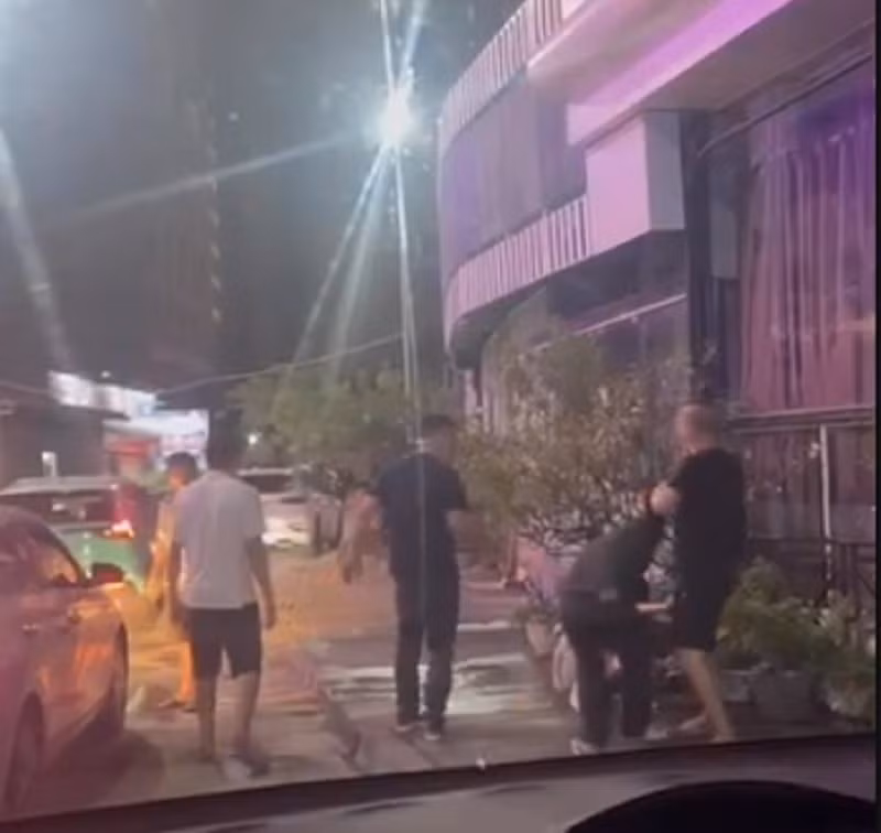Nhóm đàn ông hành hung 3 cô gái trước cửa quán karaoke tại Quảng Ninh. Ảnh: cắt từ clip