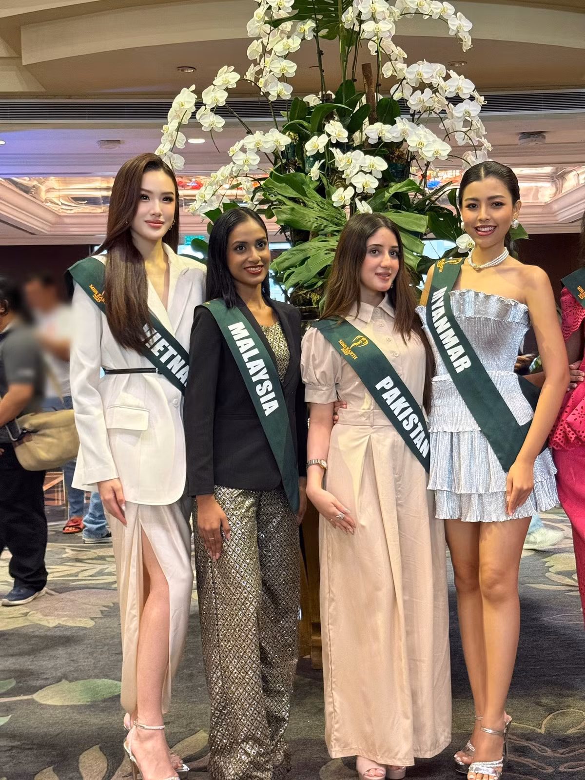 Mỹ Anh nổi bật bên nhiều thí sinh nhờ chiều cao, gương mặt rạng rỡ. Ảnh: FB Mỹ Anh.