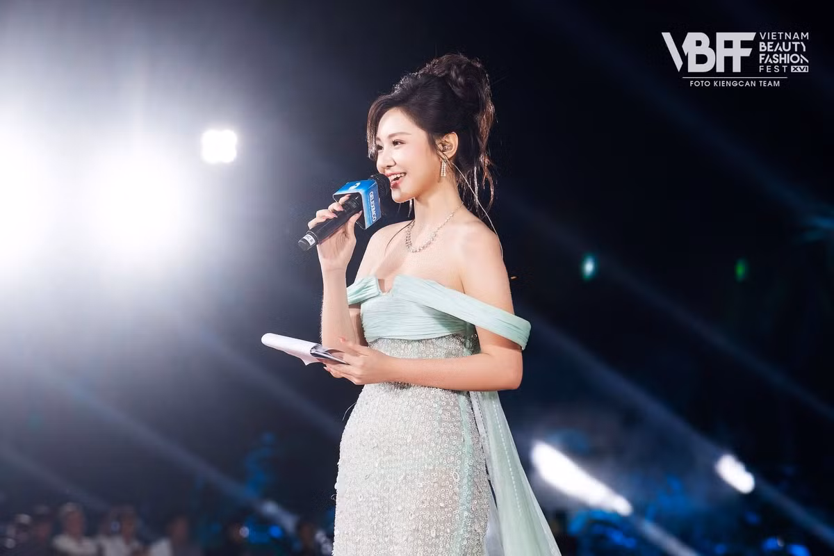 Việc xuất hiện tại nhiều sân khấu đa dạng, dẫn dắt các sự kiện song ngữ giúp Khánh Như tích lũy kinh nghiệm, phát huy khả năng giao tiếp, tư duy ngôn ngữ và sự tự tin khi làm việc trong môi trường quốc tế. Đây được xem là những hành trang quan trọng để người đẹp đại diện Việt Nam tại Miss International 2026.
