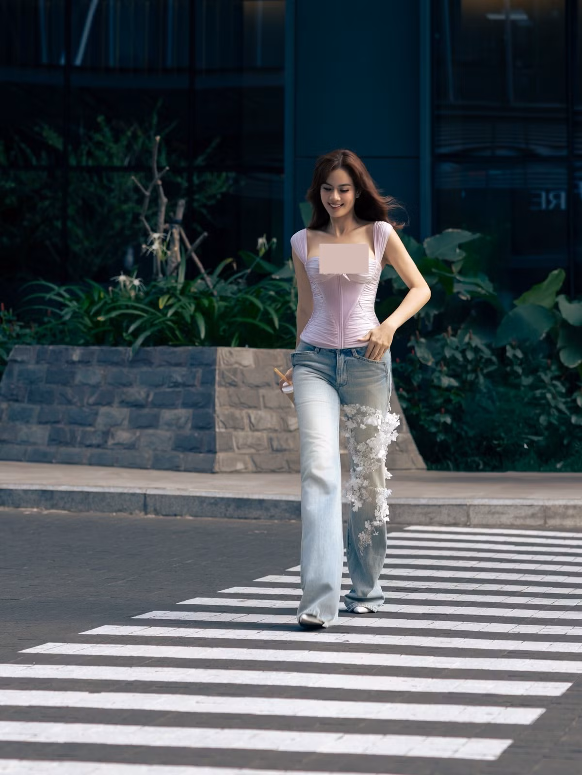 Bên cạnh các thiết kế dạ hội cầu kỳ, Miss Global 2025 cũng cho thấy sự biến hóa với phong cách đời thường trẻ trung, hiện đại khi xuất hiện trên phố cùng quần jeans, blazer hoặc các thiết kế cut-out tối giản.