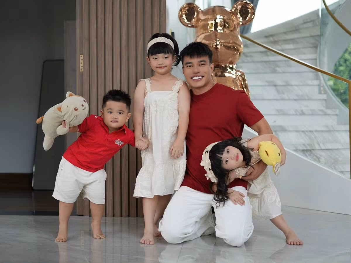 "Tôi thấy mọi người nói đúng. Tôi có 3 con rồi mà chưa có kinh nghiệm gì. Tôi ít có thời gian cho con, đi cả tháng mới về nên thương con quá. Tôi xin lỗi và hứa nghiêm khắc với con hơn, mong mọi người bỏ qua", Lê Dương Bảo Lâm cho hay. FB Quỳnh Quỳnh.