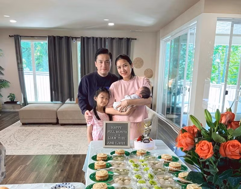 Bé Liam Lâm Minh Tiêu - con trai ca sĩ Lam Trường và Yến Phương chào đời vào ngày 9/5. Mới đây, vợ chồng Lam Trường tổ chức tiệc đầy tháng cho quý tử. Ảnh: FB Yến Phương.
