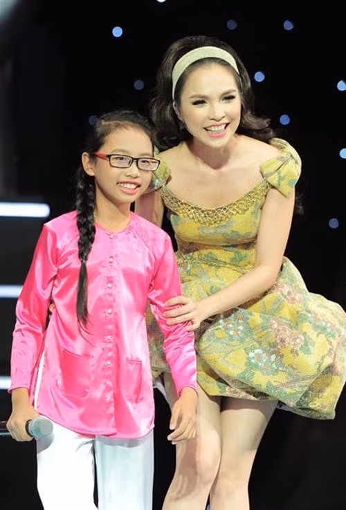 10 tuổi, Phương Mỹ Chi tham gia Giọng hát Việt nhí. Cô khoe được tài năng ở dòng nhạc dân ca với loạt ca khúc trữ tình ở cuộc thi như Quê em mùa nước lũ, Còn thương rau đắng mọc sau hè, Áo mới Cà Mau, Sa mưa giông. Ảnh: FB Phương Mỹ Chi.
