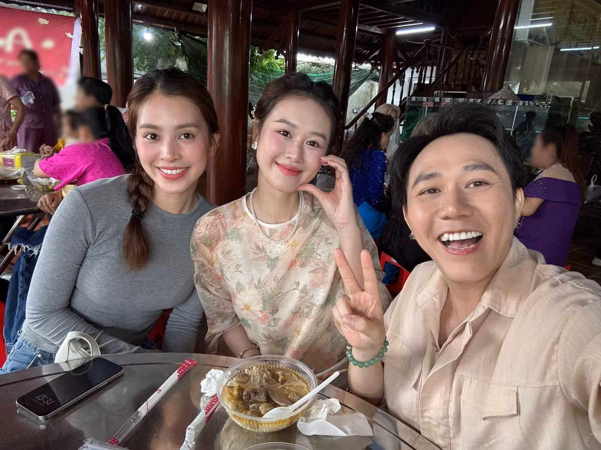 Vợ chồng Anh Đức hội ngộ Hoa hậu Tiểu Vy trong lễ giỗ Tổ nghề sân khấu. Ảnh: FB Anh Phạm.