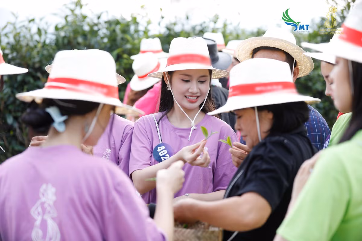 Trong chung kết Hoa hậu Du lịch Dân tộc Việt Nam 2025, ngoài vương miện, Minh Phương còn đoạt giải phụ Người đẹp có gương mặt đẹp nhất.