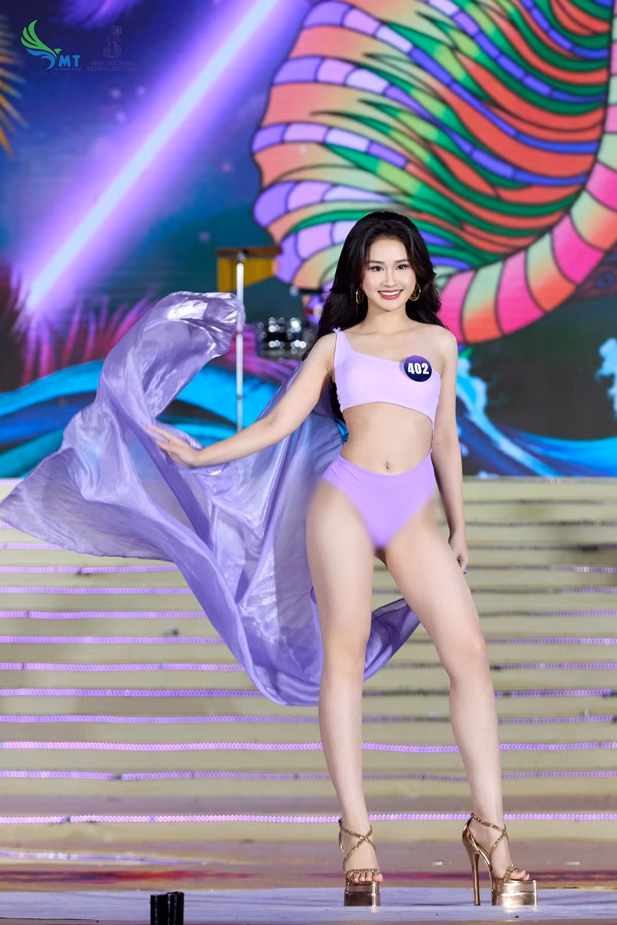Hoa hậu Minh Phương khoe vóc dáng nóng bỏng với bikini.