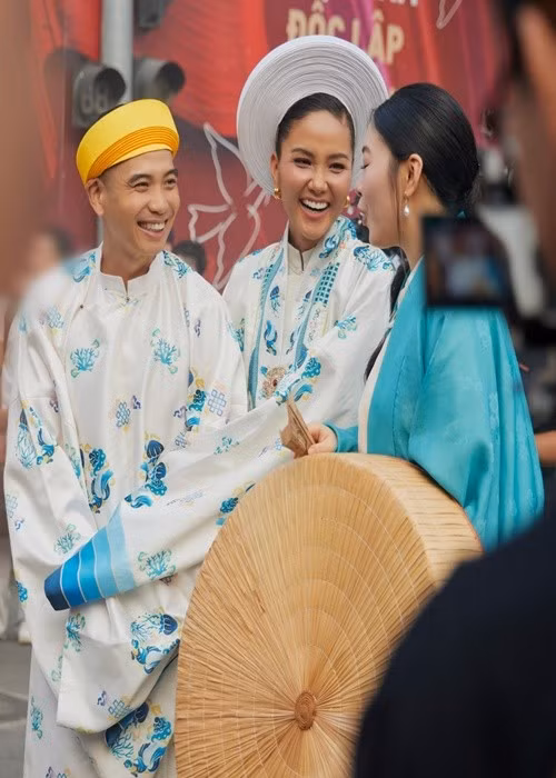 Vợ chồng H'hen Niê bên nhau không rời trong chương trình. Ảnh: FB H'hen Niê.