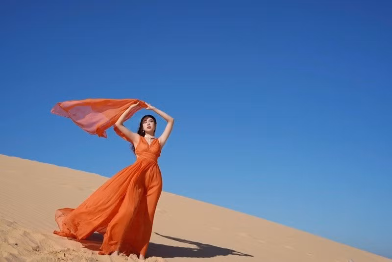 Nàng hậu di chuyển giữa Việt Nam và Mỹ sau khi trở thành hoa hậu. Ảnh: FB Lan Anh.
