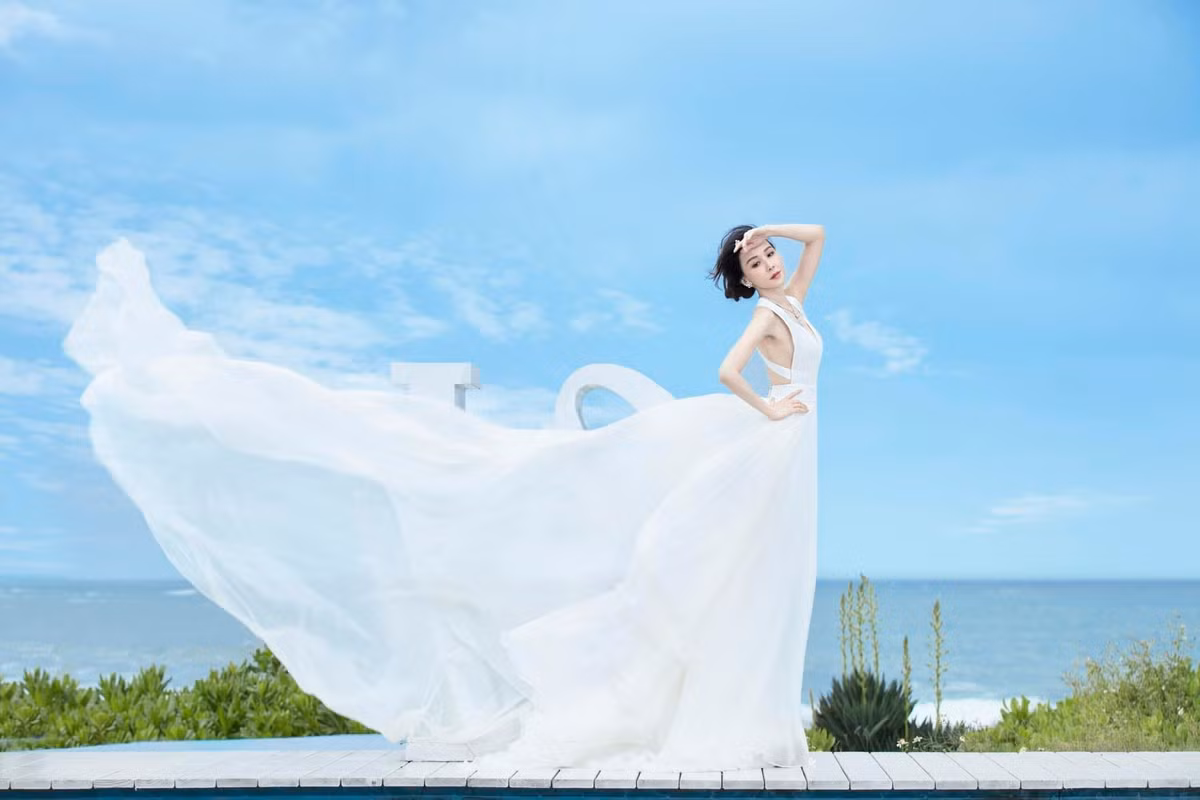 Khoảng một thập niên trở lại đây, Tiêu Tường dần lấy lại phong độ, xuất hiện với hình ảnh trẻ trung và gợi cảm hơn. Ở tuổi 58, cô vẫn gây chú ý với vóc dáng thon gọn, đặc biệt là vòng eo khoảng 56 cm. Ảnh: FB Tiêu Tường.