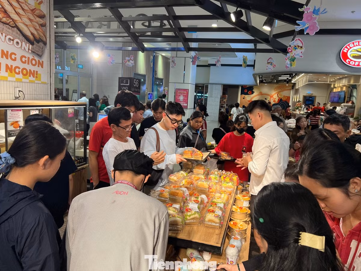 Thực phẩm giảm giá giờ vàng tại một trung tâm thương mại thu hút người dân mua sắm. "Đa số các món ăn đều giảm từ 30 - 50%, như tôi mua một combo sushi đầy ắp sau khi giảm giá chỉ còn gần 100.000 đồng; các loại bánh mì, bánh bông lan... giảm giá cũng chỉ còn từ 15.000 - 20.000 đồng/phần đầy ăm ắp. Cả gia đình 5 người làm bữa tiệc linh đình đủ các món mà chưa hết 300.000 đồng" - chị Đan Thanh (ngụ phường An Lạc) hào hứng nói.