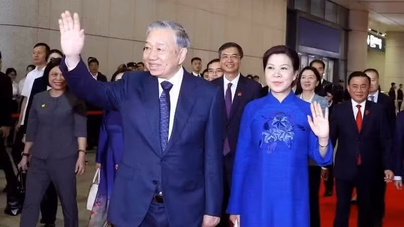Tổng Bí thư, Chủ tịch nước Tô Lâm cùng Phu nhân tại ga Nam Ninh Đông, Thành phố Nam Ninh (Trung Quốc). (Ảnh: Thống Nhất -TTXVN)