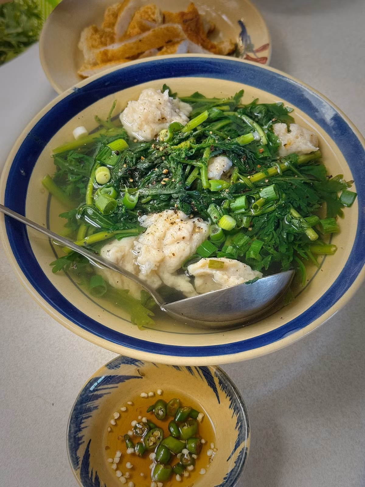 Nàng hậu khoe món canh tần ô cá thác lác, bánh flan do chồng làm. Ảnh: FB Diễm Hương.