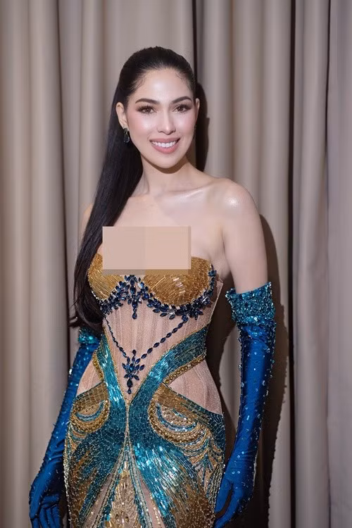Trong chung kết Miss Cosmo 2025, Chelsea thi ứng xử xuất sắc. Theo Thế Giới Điện Ảnh, khi nhận câu hỏi: "Nếu có thể thay đổi một định kiến về phụ nữ vẫn đang cản trở sự tiến bộ hiện nay, đó sẽ là gì?", cô cho rằng định kiến lớn nhất cần bị xóa bỏ chính là suy nghĩ “phụ nữ không phải là nhà lãnh đạo”. Ảnh: FB Chelsea Fernandez.