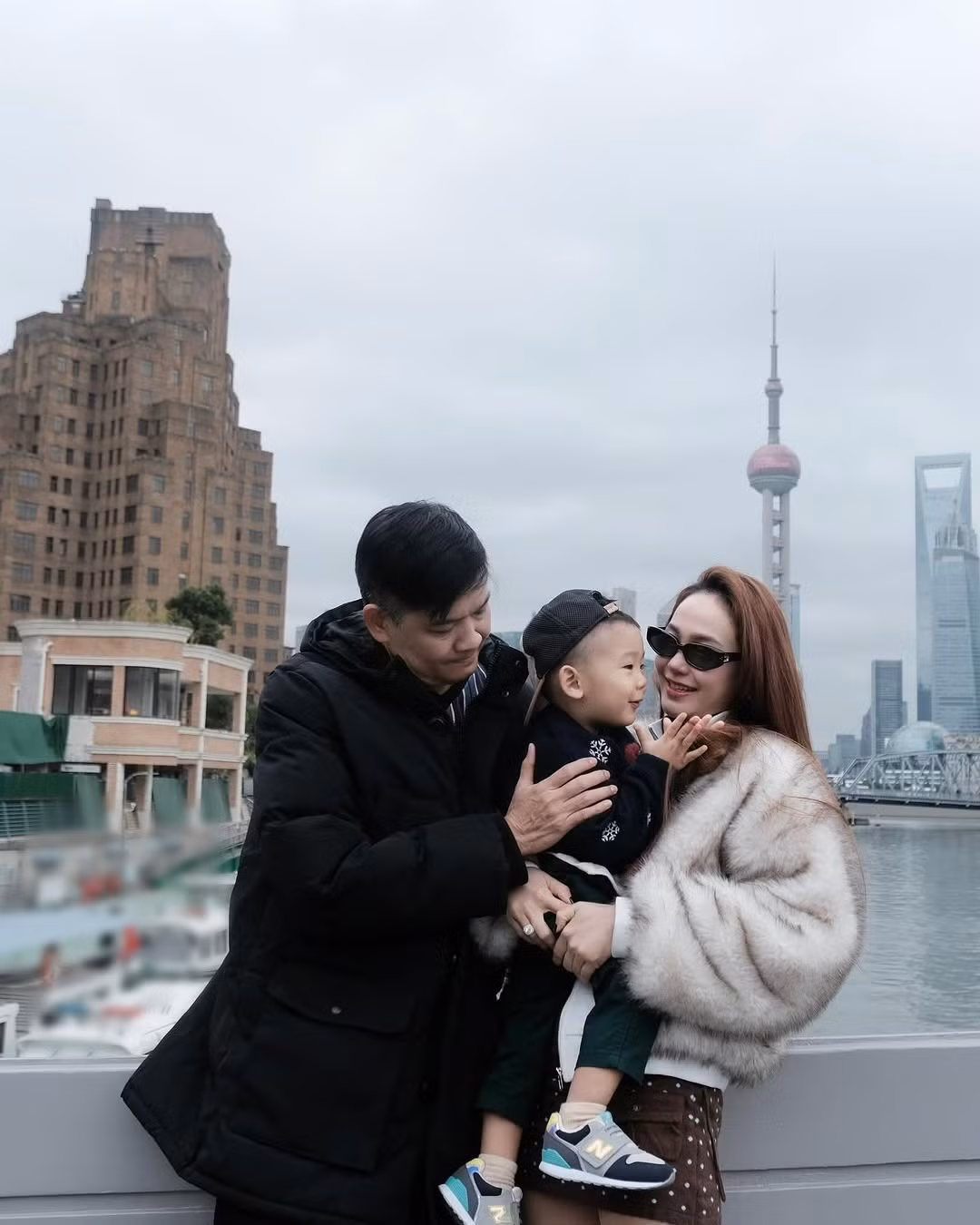 Minh Hằng đang tận hưởng cuộc sống đầy bình yên, hạnh phúc. Đó là những chuyến đi cùng chồng con khám phá thế giới – từ những sân trượt tuyết đầy ắp tiếng cười đến những góc phố bình yên hay buổi trà chiều ấm cúng.