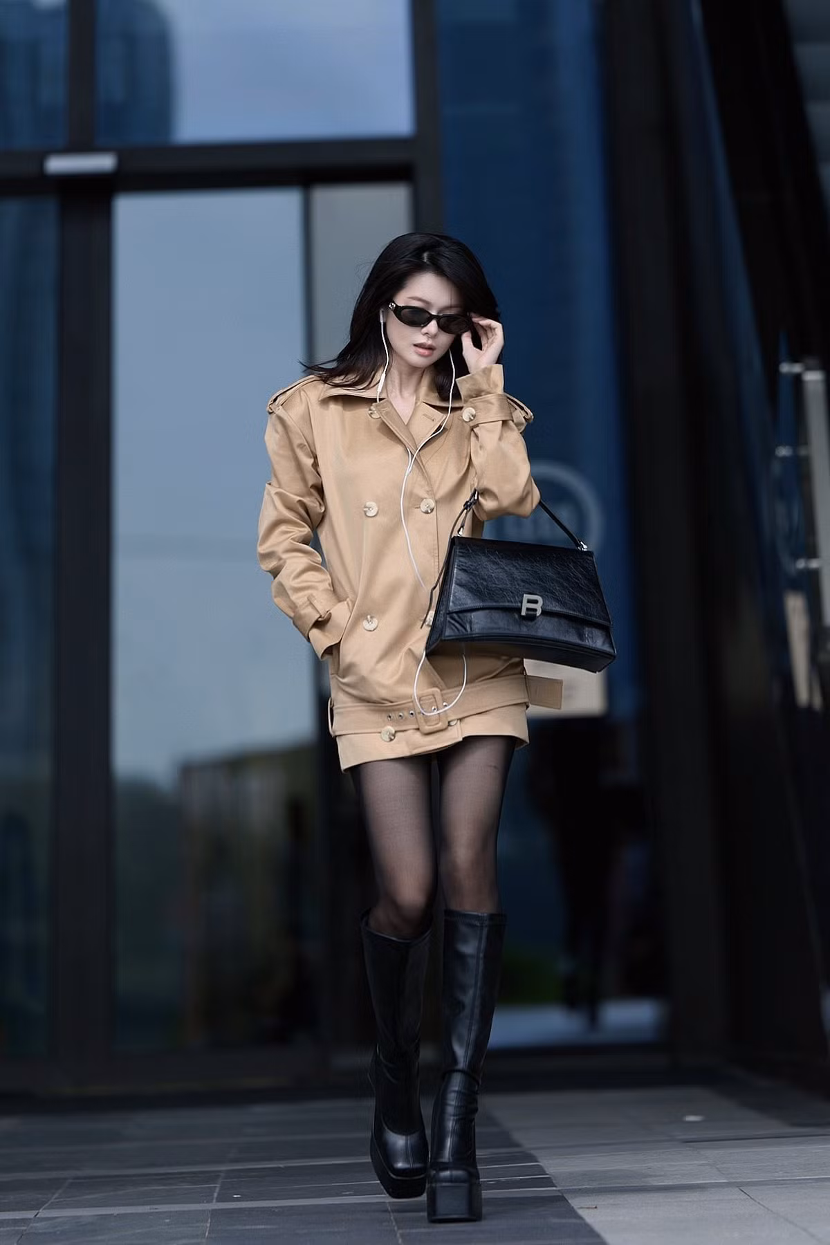 Bên cạnh hình ảnh dịu dàng, Yên Đan còn thử sức với phong cách cá tính khi kết hợp áo khoác dáng rộng cùng boots cao cổ và kính đen. Cách phối đồ tối giản nhưng hiện đại giúp nữ diễn viên thêm nổi bật khi xuất hiện trên phố. Ảnh: FB Yên Đan.