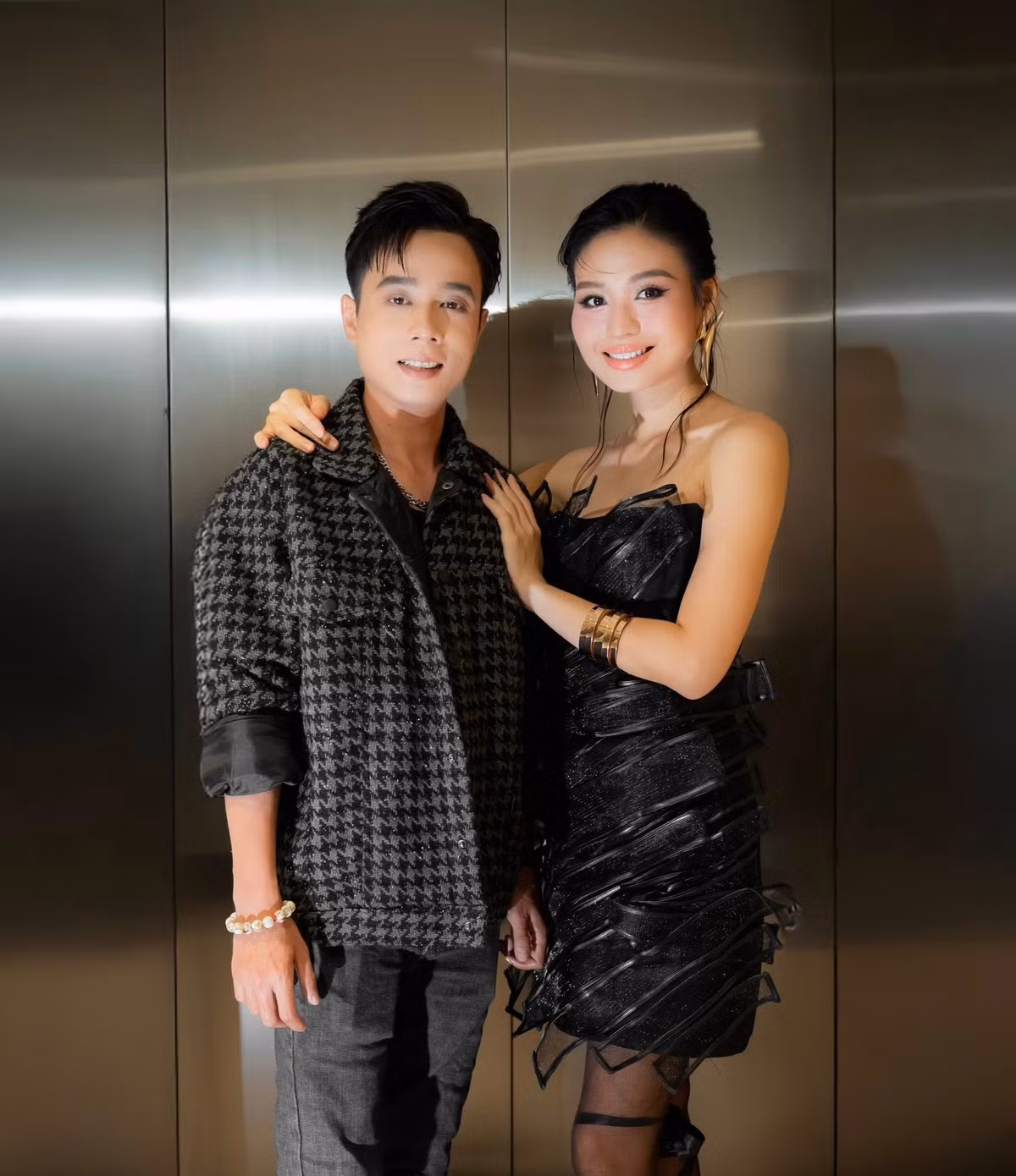 "Vì tính của Lộc và Dũng sống rất bình yên, không muốn làm rầm rộ. Tôi cũng khuyên 2 đứa đám cưới, có mẹ phụ thêm cho đừng lo. Nhưng chắc không phải vì tiền mà 2 đứa muốn mọi chuyện diễn ra nhẹ nhàng, đăng ký kết hôn và ra chùa ra mắt vậy thôi chứ không muốn làm tiệc rình rang mời ai hết", Du Lịch TP HCM dẫn lời Lê Giang. Ảnh: FB Lê Lộc.