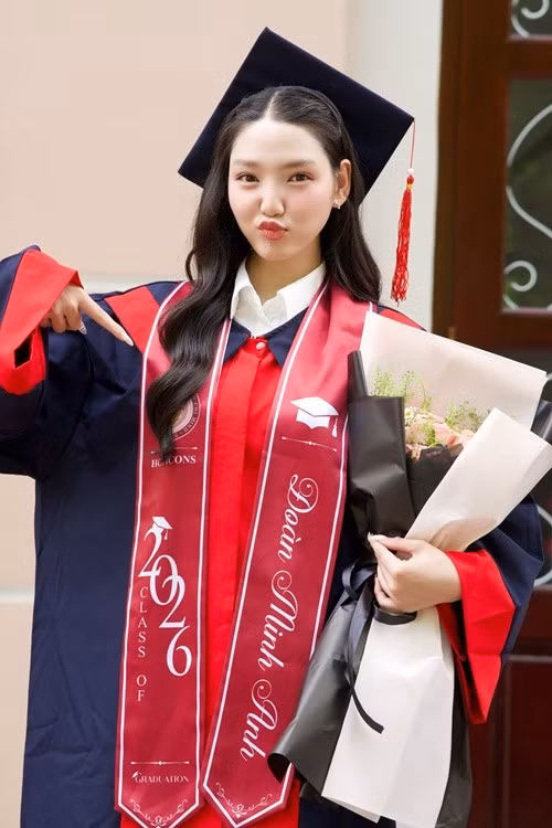 Cô cho biết hành trình học tập giúp mình tích lũy nhiều kiến thức, đồng thời hiểu rõ hơn điều phù hợp với bản thân. Minh Anh cũng gửi lời cảm ơn tới gia đình, thầy cô, bạn bè và những người luôn đồng hành để cô thêm vững vàng trên con đường nghệ thuật.