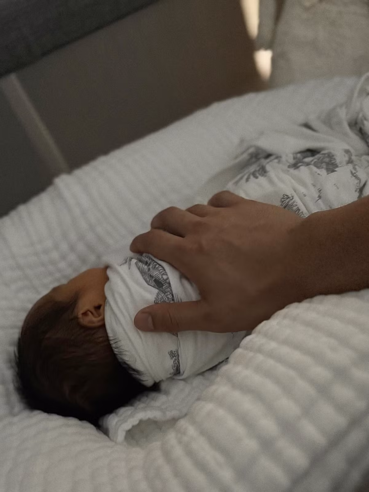 Chia sẻ về việc con chào đời, Huy Trần viết: "Chỉ một tiếng khóc thôi, tôi đã hiểu trọn vẹn ý nghĩa của đời mình — đó là yêu thương và chở che cho hai mẹ con đến khi thế giới ngừng quay". Ảnh: FB Huy Trần.