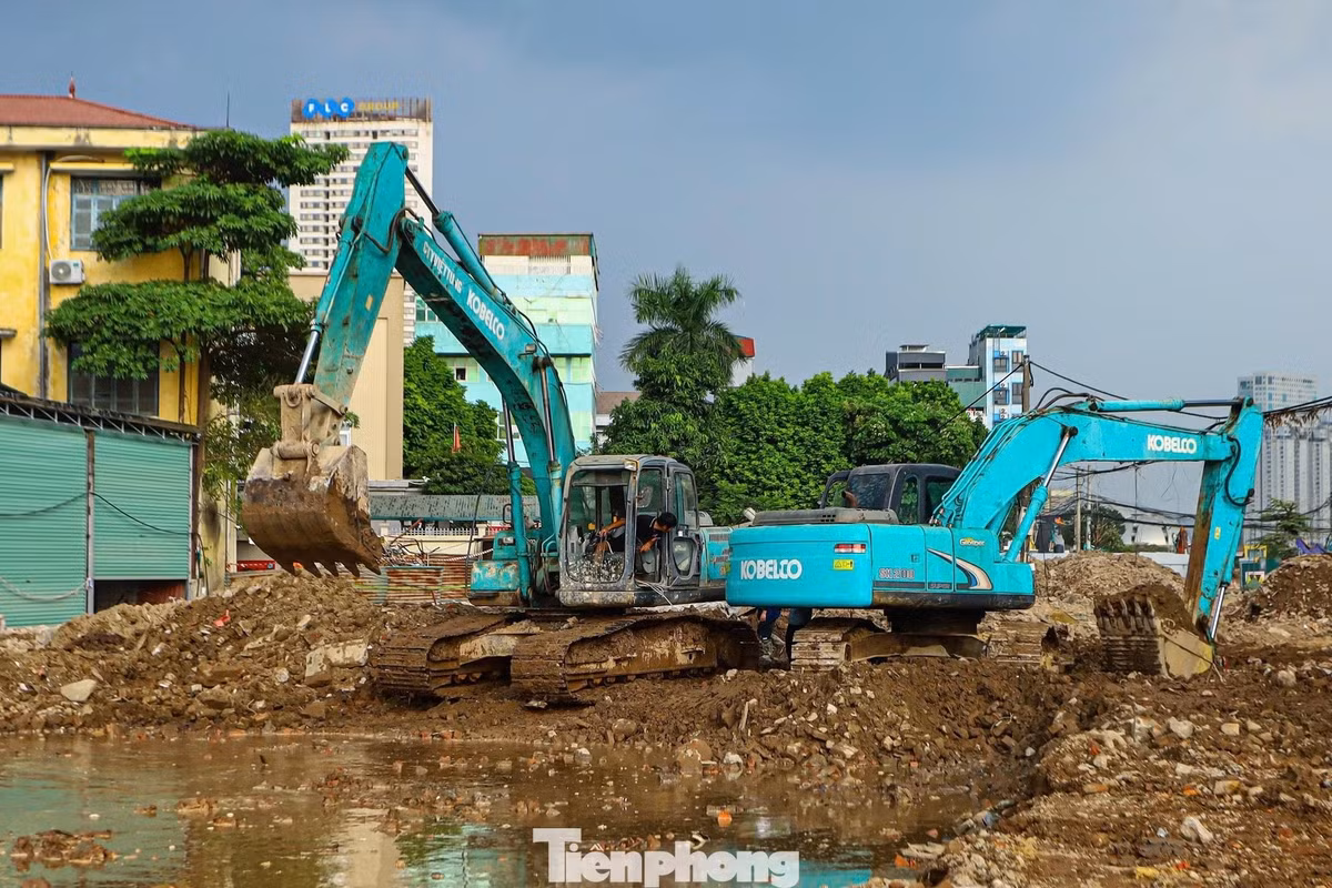 Máy xúc cùng nhiều công nhân được huy động thi công hạng mục hào kỹ thuật đoạn tiếp giáp với đường Mỹ Đình.