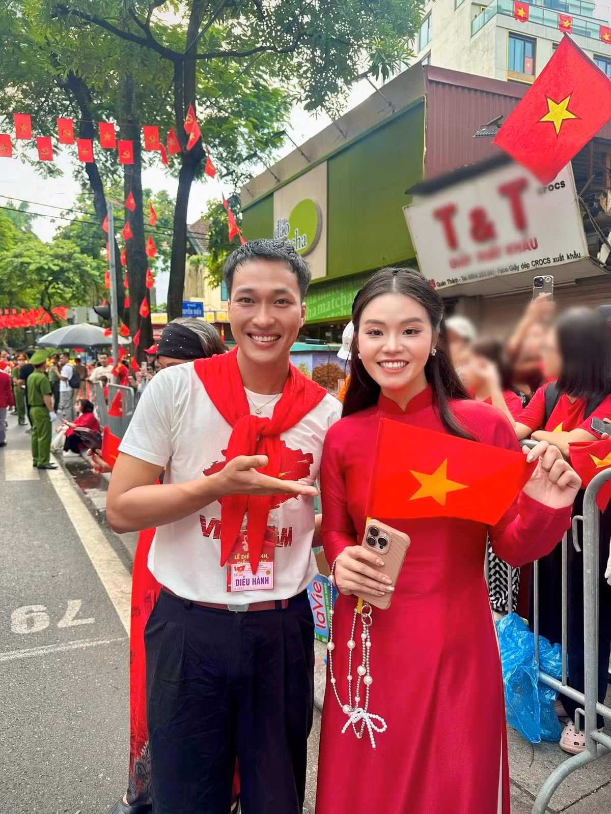 Mỹ Huyền khoe vẻ dịu dàng bên Lâm Thanh Nhã - diễn viên phim Mưa đỏ. Ảnh: FB Trần Mỹ Huyền.