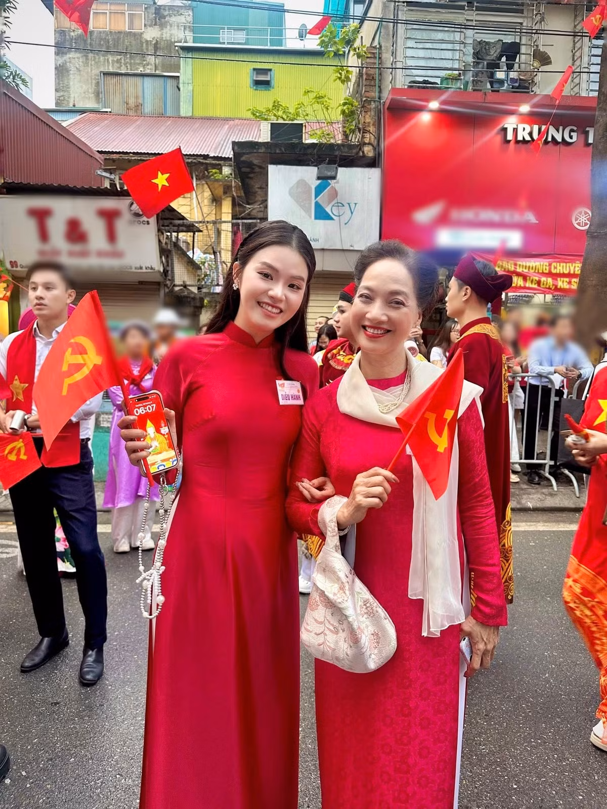Mỹ Huyền cho biết, cô có mặt từ lúc 1h sáng cho buổi tổng duyệt diễu binh, diễu hành. Ảnh: FB Trần Mỹ Huyền.