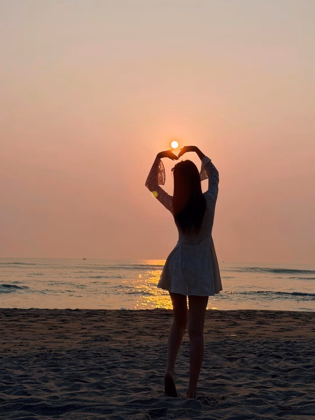 Loạt ảnh gia đình Hòa Minzy đón bình minh lúc 5h sáng trên biển Đà Nẵng nhanh chóng thu hút sự chú ý của khán giả.