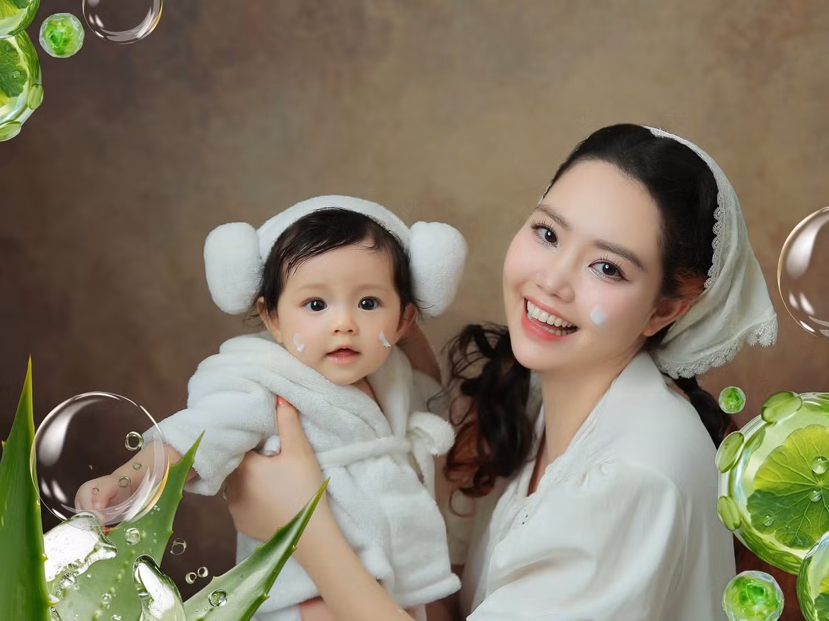 Bé Melody sở hữu gương mặt đáng yêu với đôi mắt to tròn, đôi môi chúm chím, làn da trắng hồng. Ảnh: FB Bằng Cường.