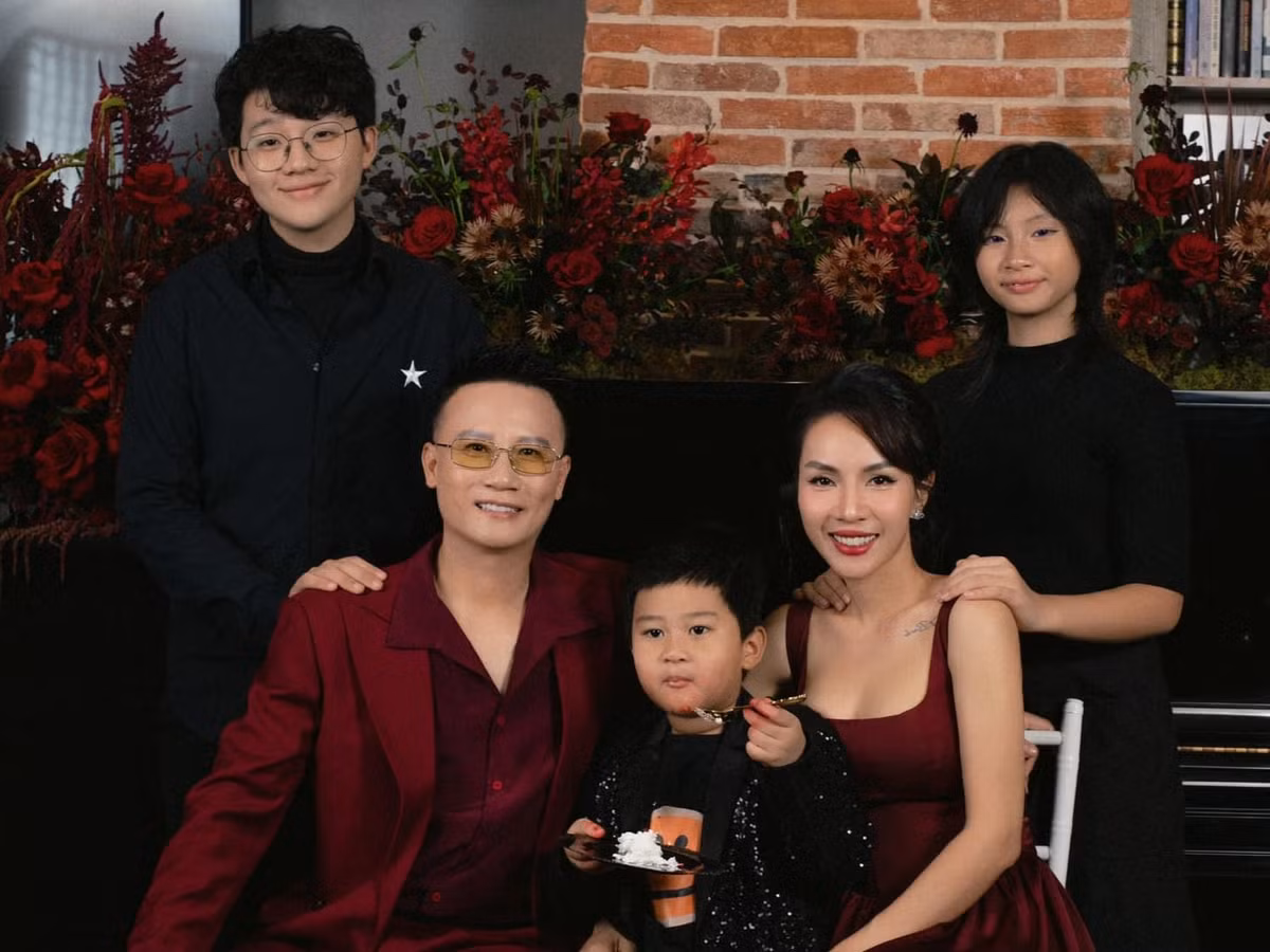 Con trai đầu lòng và con gái thứ 2 của vợ chồng Hoàng Bách đều có chiều cao ấn tượng.