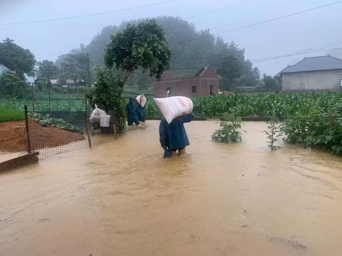 Ban chỉ huy Quân sự phường Tân Phong, tỉnh Lai Châu và lực lượng dân quân tự vệ giúp dân di chuyển tài sản đến nơi an toàn