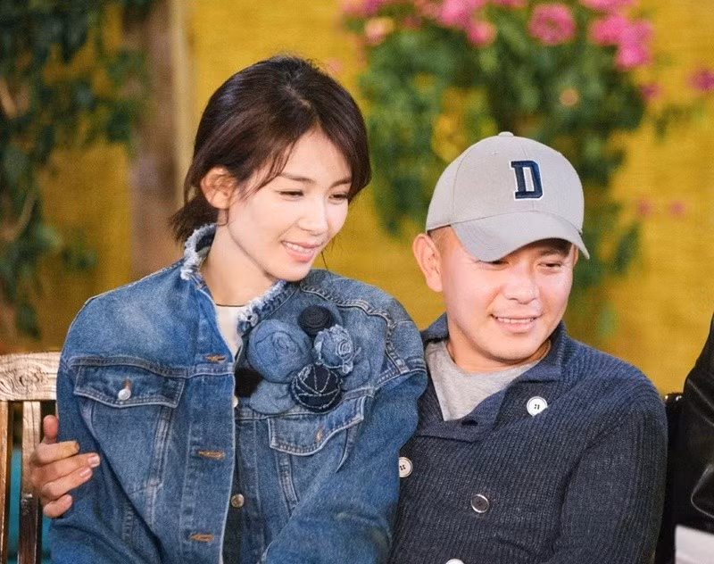Sau khi vượt qua khủng hoảng tài chính, Lưu Đào vẫn tiếp tục hoạt động nghệ thuật, song song với việc chăm sóc gia đình nhỏ. Ảnh: Elle.