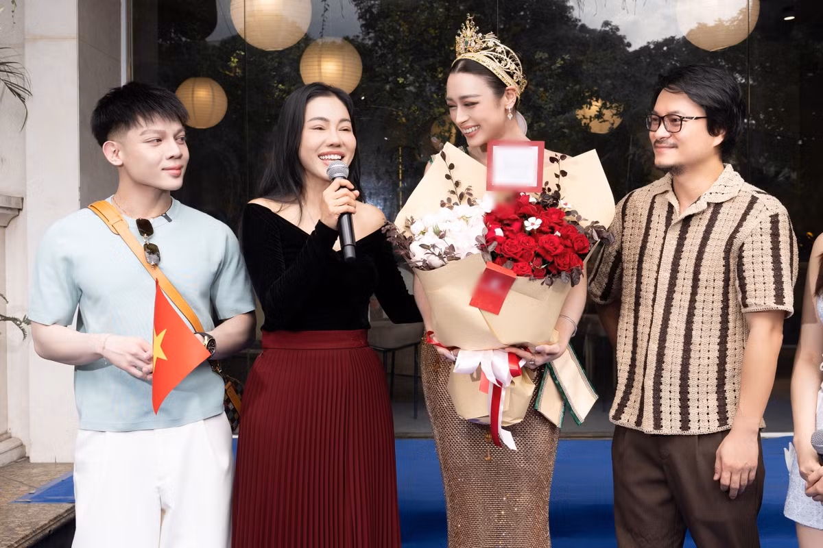 Tại buổi homecoming, CEO Phạm Kim Dung chia sẻ: "Xuyên suốt hành trình, Emoura đã chứng minh sự nỗ lực bền bỉ, tinh thần chiến đấu tuyệt vời và bản lĩnh mang hình ảnh đẹp của Việt Nam ra thế giới. Sự cố gắng không ngừng nghỉ của em không chỉ chinh phục khán giả trong nước mà còn để lại dấu ấn sâu đậm với các giám đốc quốc gia quốc tế. Đó là thành quả hoàn toàn xứng đáng cho hơn nhiều tháng em dồn toàn bộ tâm huyết cho công việc. Hy vọng rằng sau cột mốc tự hào này, Emoura sẽ có những khoảng thời gian nghỉ ngơi, tái tạo năng lượng để tiếp tục vững bước trên chặng đường sắp tới”.
