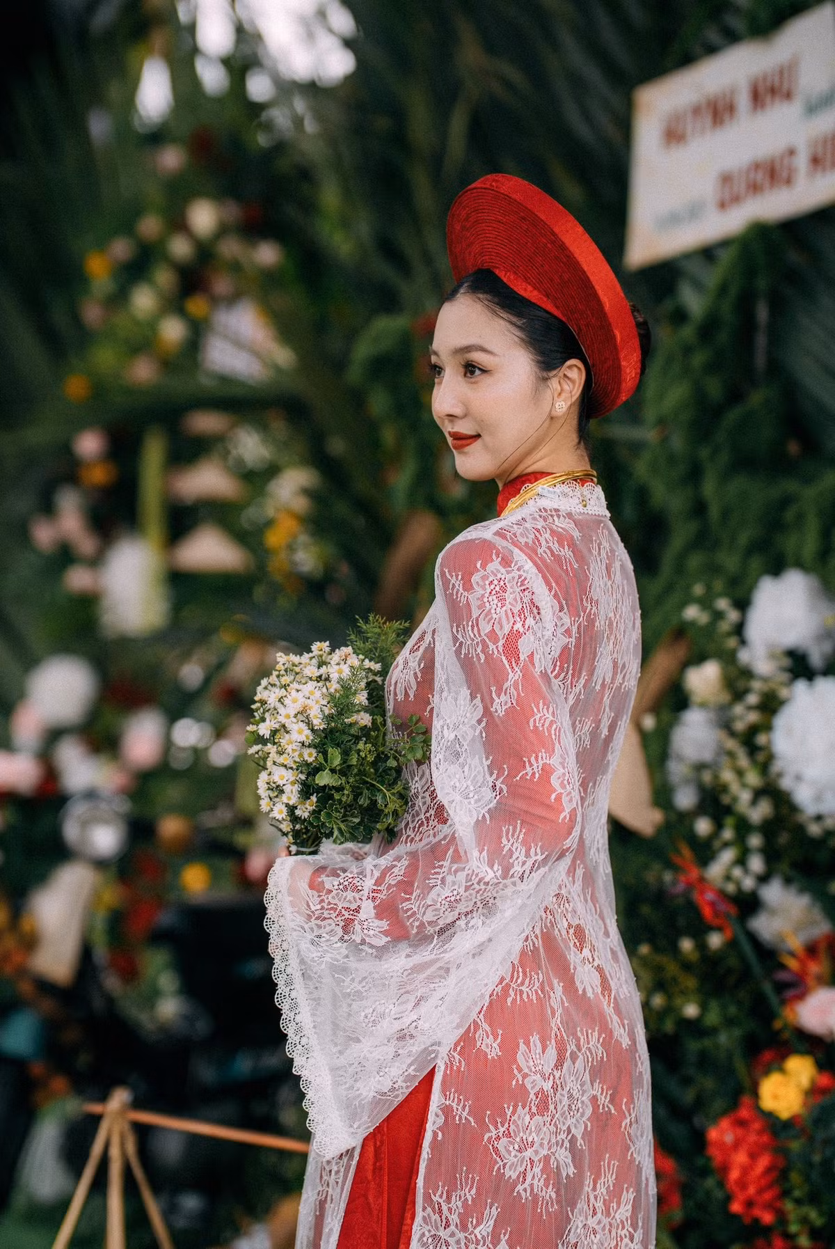 Chia sẻ hình ảnh ngày trọng đại, Tuệ Như nhắn nhủ Hồ Quang Hiếu: "Em đã pha trà/Cũng đã cắm hoa/Chỉ chờ người qua/ Là tròn chữ nhà". Phía nam ca sĩ viết: "Đón nàng về dinh".