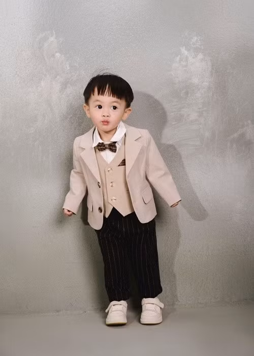 Vợ chồng Đàm Thu Trang - Cường Đô la đón con trai Sutin gia nhập tổ ấm vào tháng 5/2023. Mới đây, nhân dịp bé Sutin tròn 2 tuổi, Đàm Thu Trang tung bộ ảnh của cậu nhóc. Ảnh: FB Đàm Thu Trang.