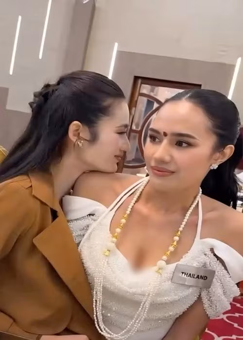 Đại diện Việt Nam còn có nhiều khoảnh khắc hài hước bên cô bạn cùng phòng. Ảnh: FB Ý Nhi.
