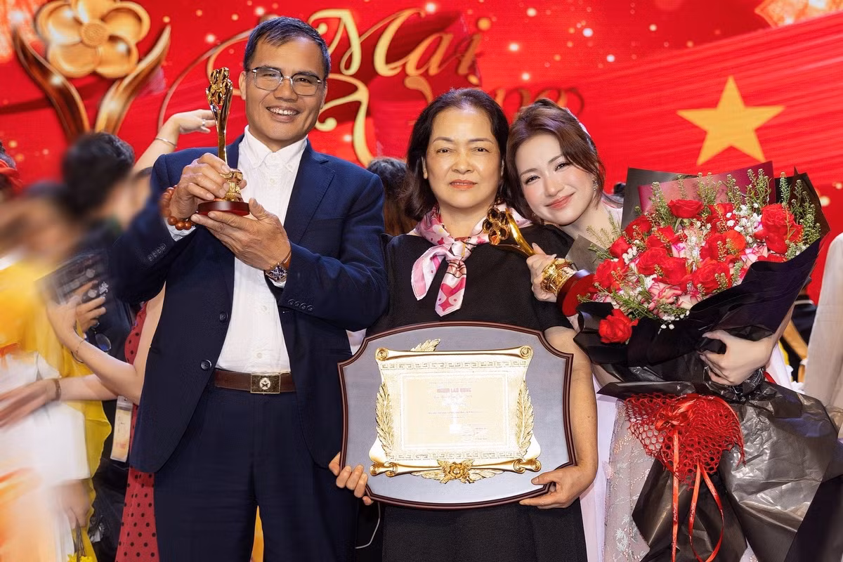 Trên trang cá nhân, cô bày tỏ: "Lần này rất là vui vì nhận giải cùng anh Soobin Hoàng Sơn, người anh gà rán lâu rồi mới đứng chung sân khấu. Và đặc biệt hơn là được bên cạnh bố mẹ trong khoảnh khắc quá đỗi tuyệt vời này, cảm ơn bố mẹ đã vất vả vì con vì cháu". Ảnh: FB Hòa Minzy.