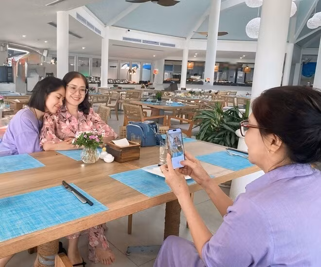 Mẹ chồng Lê Phương chụp ảnh cho con dâu và bà thông gia.