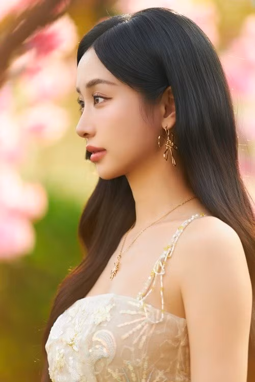 Góc nghiêng là một trong những lợi thế ngoại hình thường được người hâm mộ nhắc đến khi nói về Jun Vũ. Nữ diễn viên duy trì phong độ nhan sắc ổn định qua nhiều năm, đặc biệt sau khi bước sang tuổi 30.
