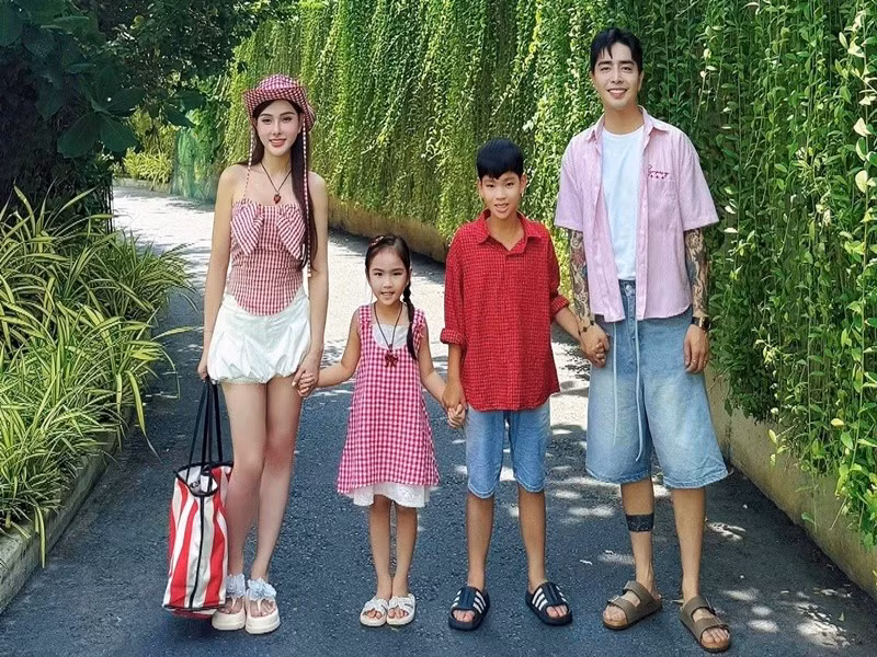 "Tôi có thể ngồi nói chuyện với mẹ chồng hai tiếng đồng hồ là chuyện rất bình thường, thậm chí đôi lúc còn nói nhiều hơn với mẹ ruột. Hai mẹ con hợp nhau từ gu ăn mặc cho đến khẩu vị ăn uống, nên có nhiều chuyện để chia sẻ. Mỗi khi giận anh Kin, người đầu tiên tôi nói chuyện đó là mẹ chồng", Arttimes dẫn lời Thu Thủy, Ảnh: FB Thu Thủy.