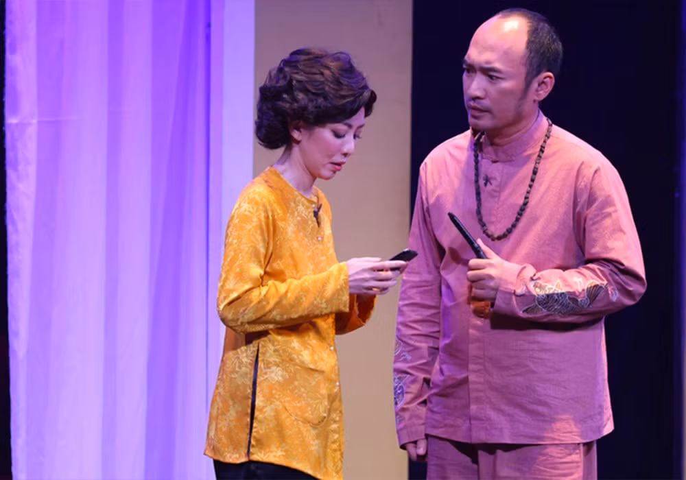 Thu Trang và Tiến Luật cũng diễn kịch chung. Trong vở diễn Tâm ma, Tiến Luật vào vai ông Mười - trùm buôn lậu, Thu Trang vào vai Lệ - người giúp việc của ông Mười. Ảnh: Vietnamnet.