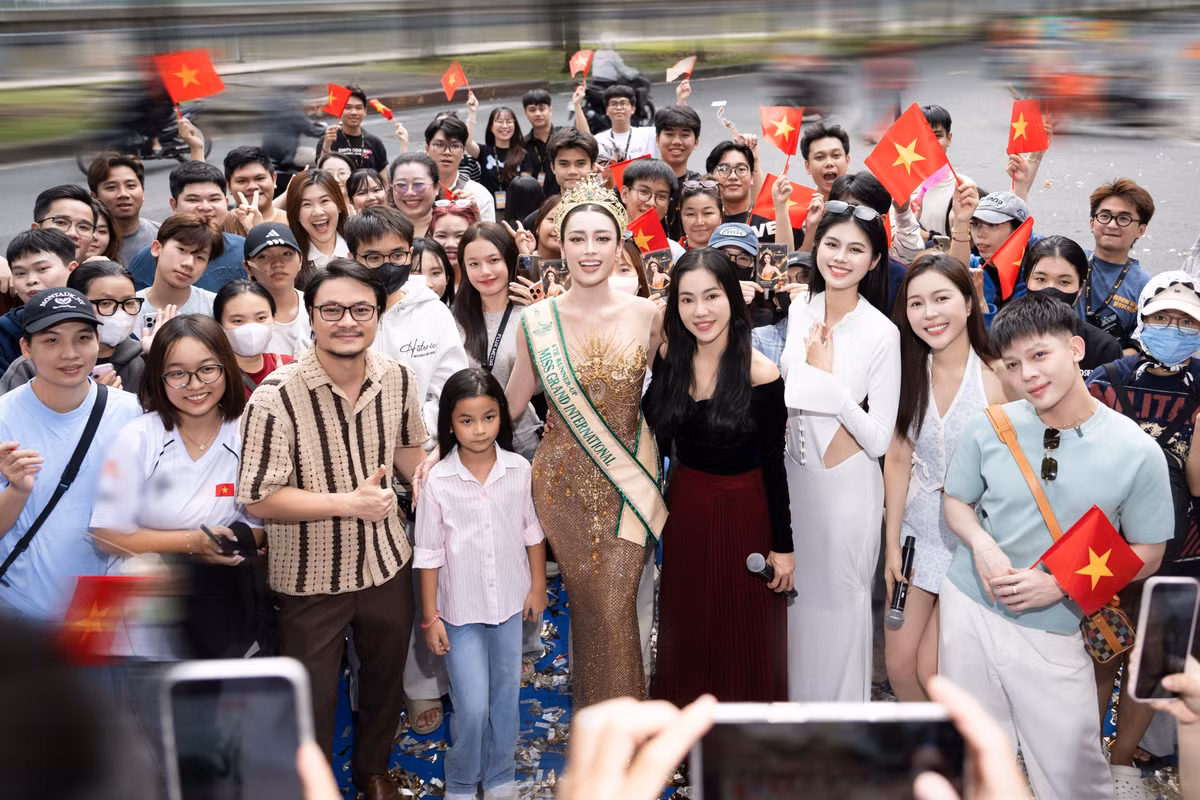 Emoura Phạm không giấu được sự xúc động: “Hôm nay, đứng trước vòng tay chào đón vô cùng ấm áp của tất cả mọi người, em cảm thấy vô cùng may mắn, hạnh phúc và đong đầy xúc động. Em xin gửi lời cảm ơn chân thành sâu sắc nhất đến chị Phạm Kim Dung, anh Hoàng Nhật Nam, cùng toàn thể gia đình, bạn bè và quý vị khán giả đã luôn yêu thương, đồng hành và dành cho em một điểm tựa tinh thần vững chắc. Dù giọng nói có chút khàn đi sau một hành trình dài dồn hết sức lực, nhưng trái tim em lúc này đang đập những nhịp đập tự hào và biết ơn nhất. Tình yêu thương của mọi người chính là nguồn động lực lớn lao để em tiếp tục cố gắng hơn nữa trong chặng đường sắp tới".