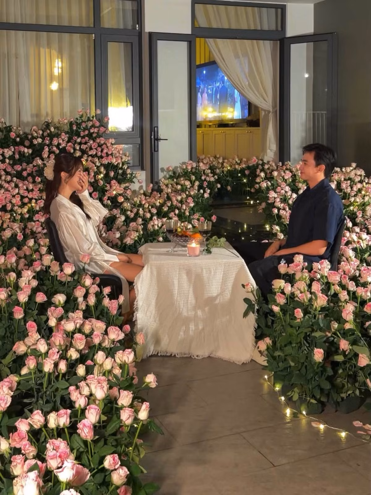 Theo Vietnamnet, Phạm Kiên đặt 6.836 bông hồng và dành nhiều ngày chuẩn bị. Món quà mang ý nghĩa chúc người yêu gặp nhiều may mắn, thuận lợi trong công việc.