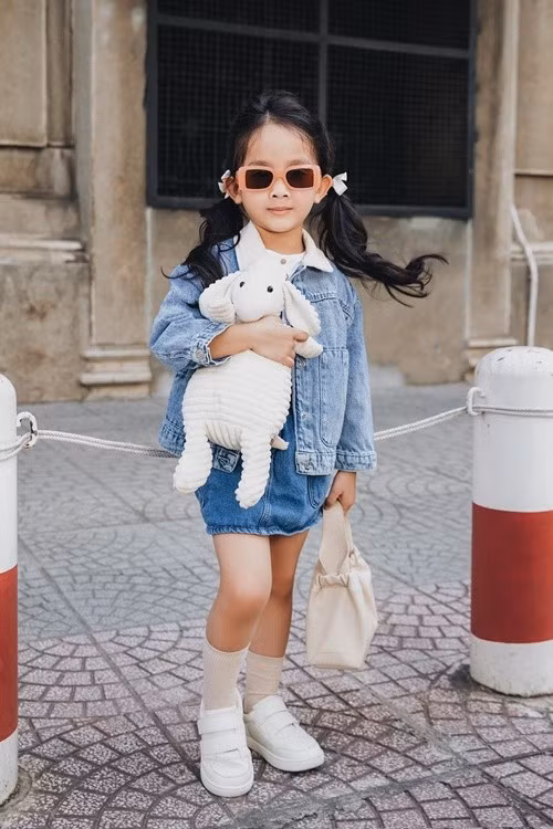 Bé MyMy biết cách tạo dáng trước ống kính máy ảnh. Ảnh: FB Đỗ Mạnh Cường.