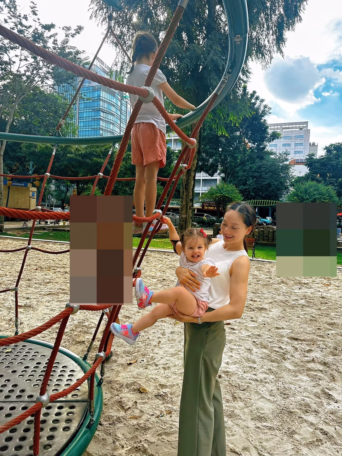 Lan Phương dành toàn bộ thời gian cho các con. "Ở đây, 3 mẹ con Phương thực sự cách biệt với mọi thứ, hầu như không nghĩ, không xem điện thoại, không lo lắng hay căng thẳng với bất cứ thứ gì", cô viết trên trang cá nhân. Ảnh: FB Lan Phương.