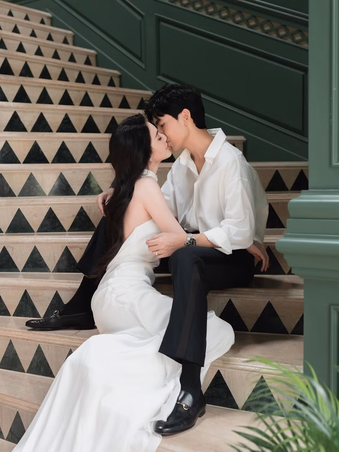 Mai Davika đăng tải hình ảnh khoá môi chồng ngọt ngào. Ảnh: Instagram Mai Davika.