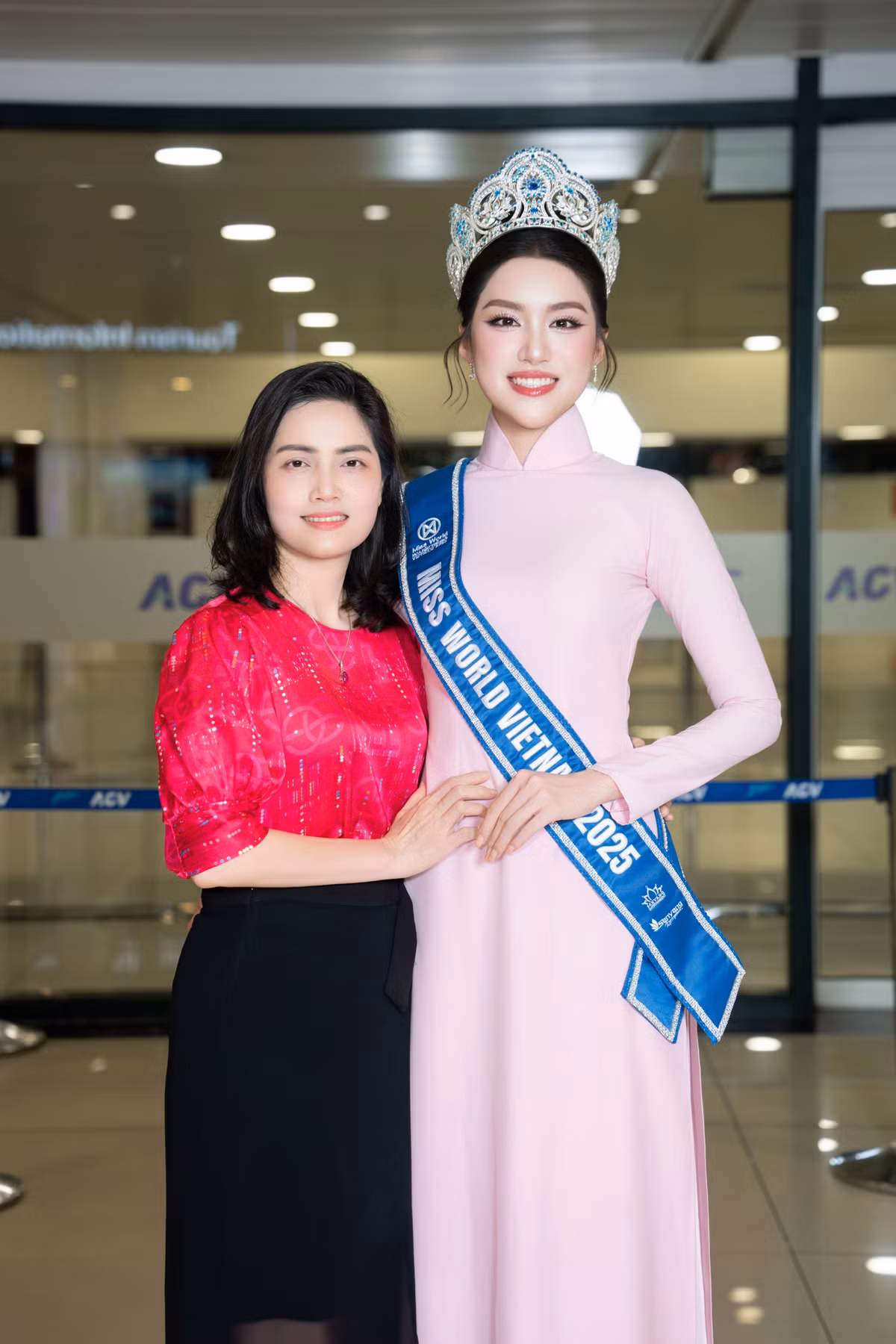 Trong suốt thời gian xa nhà, gia đình chủ yếu theo dõi hành trình của cô qua mạng xã hội. Lịch trình dày đặc khiến những cuộc trò chuyện trở nên thưa thớt, điều họ mong nhất vẫn là những khoảng nghỉ hiếm hoi để con gái có thể hồi phục năng lượng.