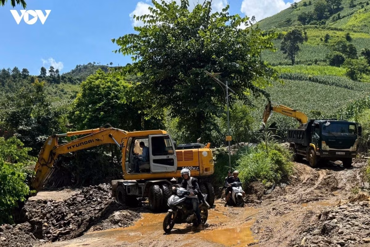 Các tuyến đường giao thông đang được hót dọn, tu sửa, đảm bảo an toàn cho người dân lưu thông.