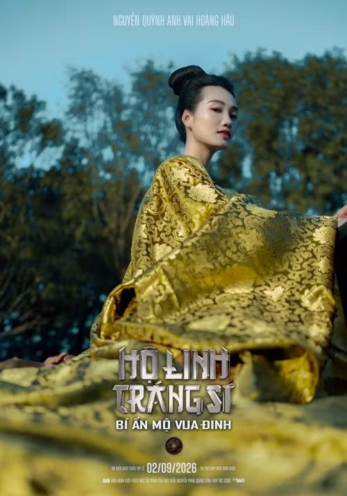 Á hậu Quỳnh Anh đang là cái tên thu hút sự chú ý khi góp mặt trong hai dự án phim ảnh. Chia sẻ trên VTV, nữ người mẫu cho biết cô đã không giấu được sự xúc động khi cầm trên tay tấm poster nhân vật của mình trong dự án điện ảnh "Hộ linh tráng sĩ: Bí mật mộ Vua Đinh". Ảnh: Fanpage Hộ linh tráng sĩ: Bí mật mộ Vua Đinh.